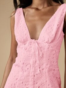 MISSGUIDED فستان قصير كاجوال صيفي بأسلوب أنثوي، بياقة V عميقة، تفاصيل ربطة، أمامي بأزرار مطرزة بفتحات دائرية، باللون الوردي - وردي - مشاهدة 6