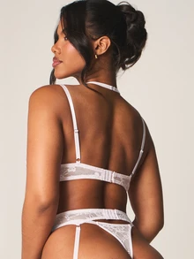 MISSGUIDED 性感白色蕾丝内衣套装，包括钢圈文胸、吊袜带和过膝长袜，适合各种场合。 - 白色 - 查看 2
