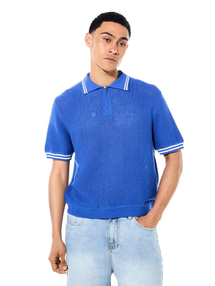 Polo à manches courtes coupe régulière avec demi-zip, col et poignets côtelés. Parfait pour les tenues décontractées d'été