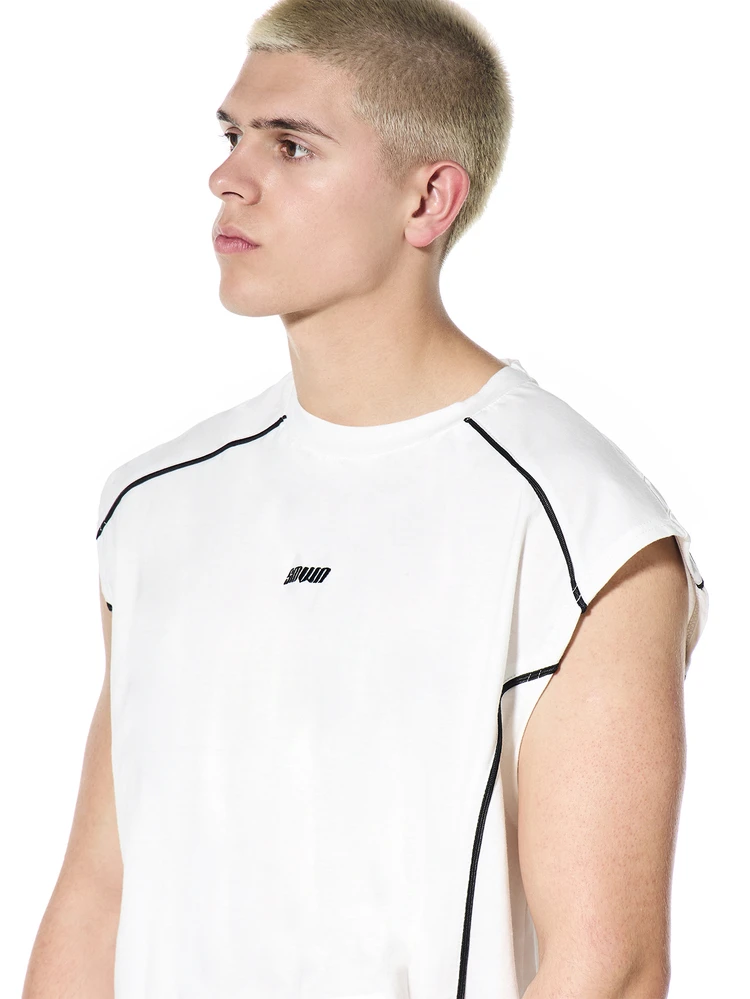 Débardeur blanc avec passepoil, col rond, coupe régulière, détail de bordure noire contrastante, style décontracté pour l'été