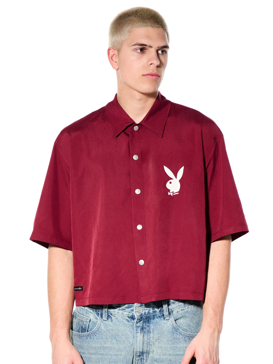 PLAYBOY X SUMWON Camisa de botones de manga corta con cuello, ajuste corto con logo, color burdeos, moda casual de verano - Burdeos - Ver 1