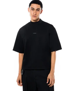 SUMWON Camiseta de manga corta con cuello alto y logo pequeño para un estilo casual y urbano - Negro - Ver 5