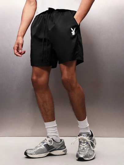 PLAYBOY X SUMWON Quần short nylon đen có dây rút, in logo thỏ, phong cách thường ngày, mùa hè, đường phố, nhẹ nhàng, thiết yếu.