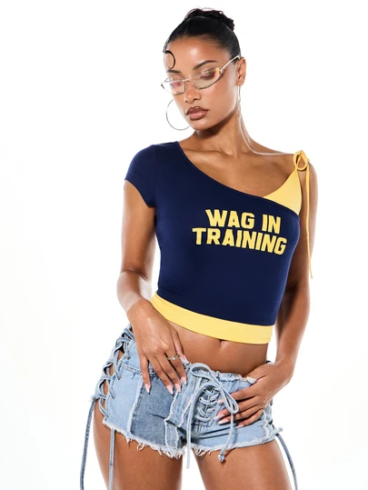 SUMWON WOMEN Áo kiểu lệch vai, xếp lớp, họa tiết đồ họa với dòng chữ WAG IN TRAINING và chi tiết buộc dây.