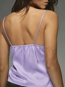 MISSGUIDED 蕾丝边缎面吊带背心，配有可调节肩带和V领设计，适合春夏场合 - 紫丁香色 - 查看 4