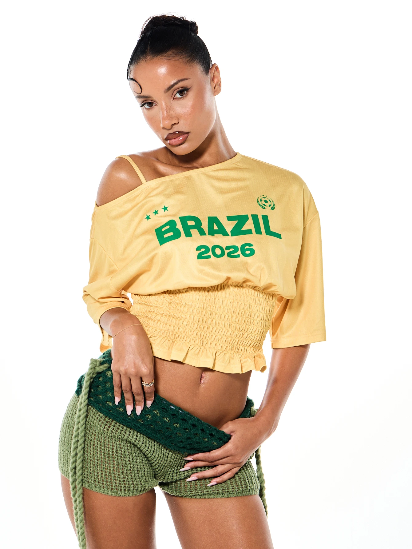 SUMWON WOMEN Top court à épaules dénudées, taille froncée avec imprimé graphique et manches trois-quarts, Coupe du monde 2026 Streetwear sportif chic pour le jour de match, Maillot de football Blokecore