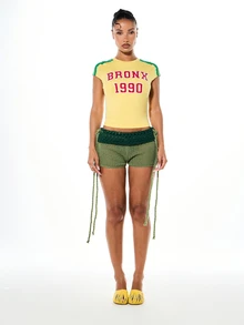 SUMWON WOMEN Bronx 1990復古風短袖圓領T恤，綠色條紋滾邊細節，黃色棉混紡夏季休閒上衣，復古都會風格聲明衫 - 黃色 - 查看 5
