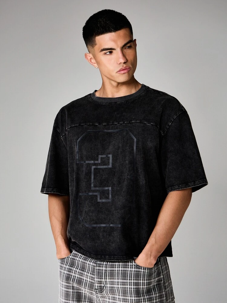 Camiseta Gráfica Preta Lavada Vintage com Estampa Grande de Logo na Frente, Manga Curta, Gola Careca, Caimento Oversized, Casual Streetwear