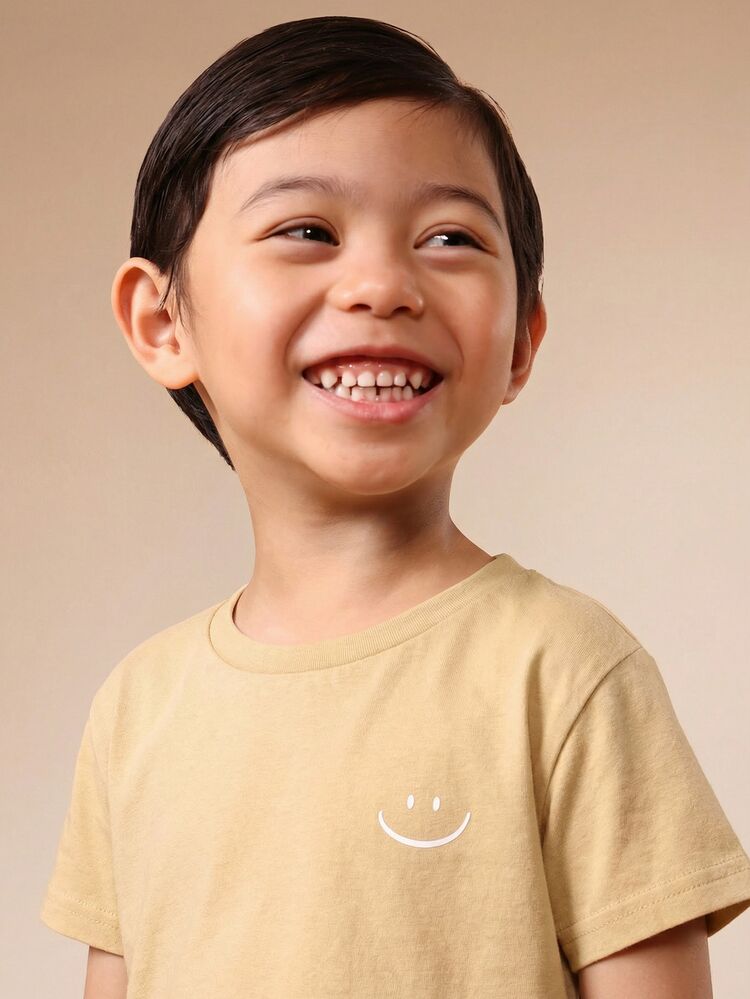 Conjunto Casual de Verão para Meninos com Shorts Xadrez e Camiseta de Manga Curta com Estampa de Sorriso