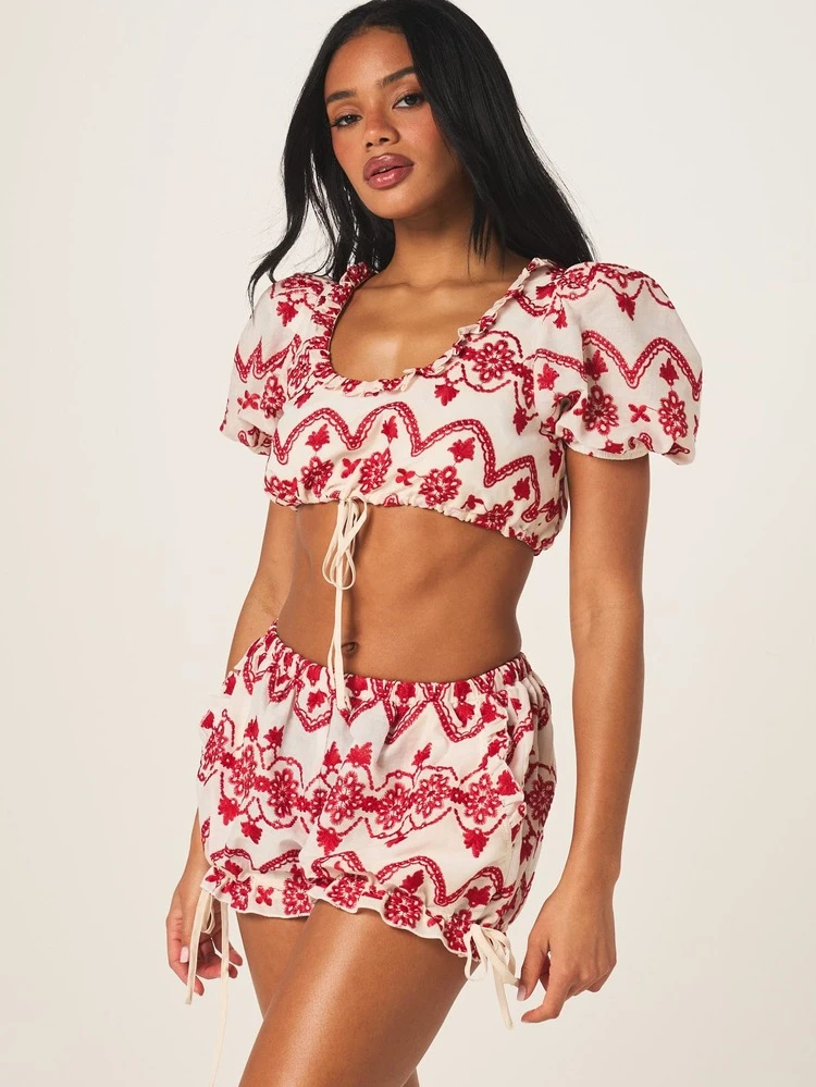 MISSGUIDED 赤白刺繍アングレーズクロップトップ、パフスリーブ、スクエアネック、夏フェスティバル ボヘミアン フローラルデザイン フェミニンブラウス