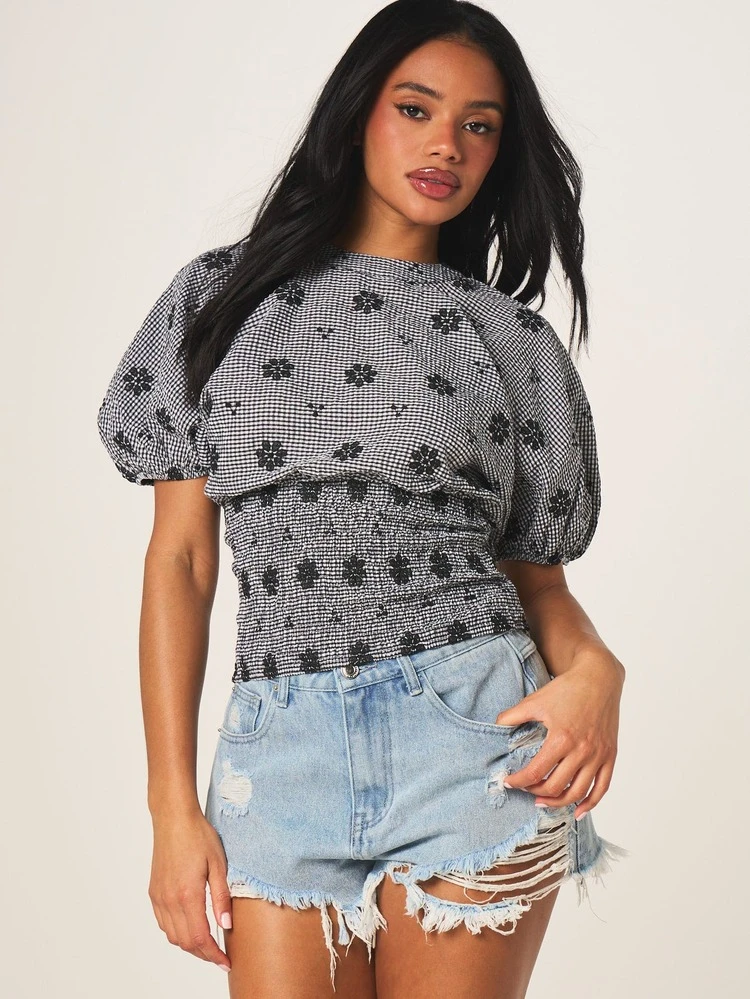 MISSGUIDED Bluzka z krótkim rękawem w kratkę gingham, bufiastymi rękawami, czarnymi haftowanymi kwiatowymi detalami i marszczeniem w talii