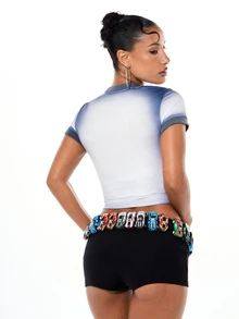 SUMWON WOMEN 梦幻渐变蓝色手写体图案露脐短袖T恤 时尚宣言上衣 - 白色 - 查看 2