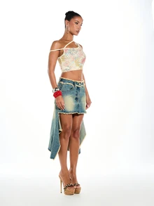 SUMWON WOMEN Áo croptop lệch vai in hoa phong cách retro với chi tiết khoét hở, lấy cảm hứng từ lễ hội mùa hè cổ điển. - Nhiều màu - Xem 6