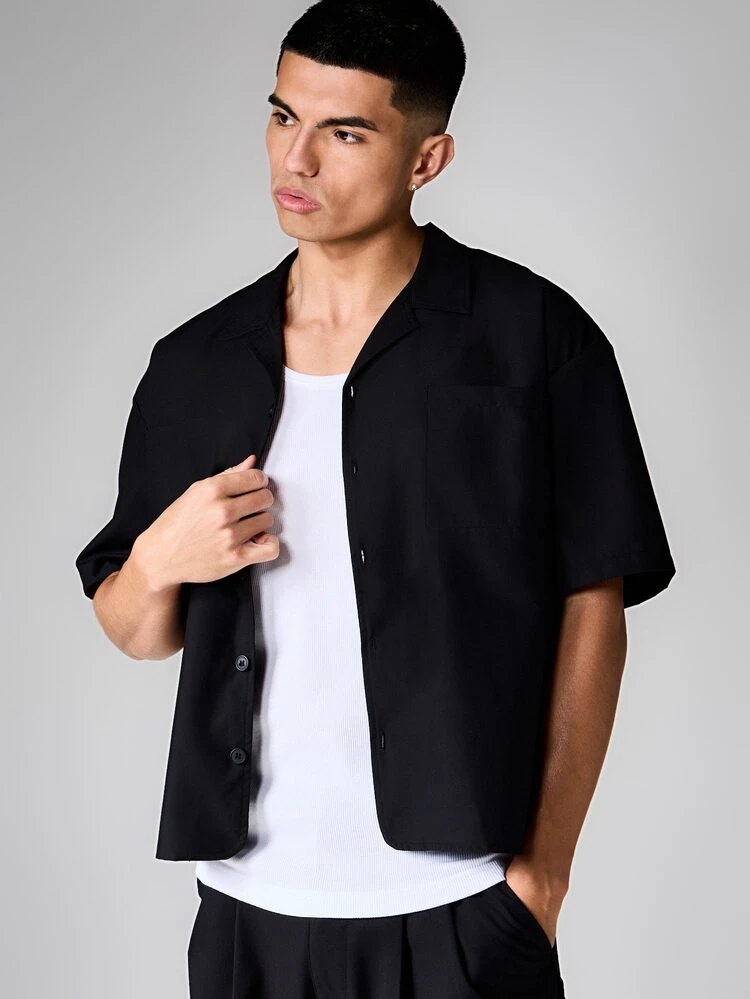 곡선형 밑단과 자수 브랜딩이 있는 박시 핏 반팔 버튼 다운 셔츠 클래식 칼라 디자인 여름 캐주얼 스트리트웨어