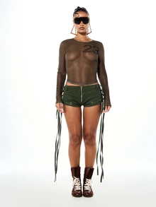 SUMWON WOMEN Top corto de manga larga de malla con estampado de número veintitrés en camuflaje, top ajustado y transparente - Verde Oliva - Ver 5