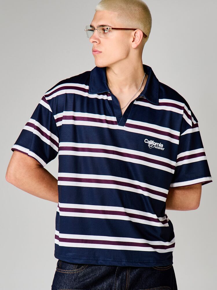 Polo décontracté à rayures avec manches courtes et logo brodé "California Dreams". Tenue d'été quotidienne