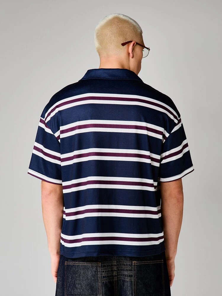 Polo décontracté à rayures avec manches courtes et logo brodé "California Dreams". Tenue d'été quotidienne