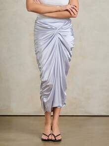 Rouah Đầm midi nữ màu xám bạc sang trọng, chất liệu satin bóng mượt, cạp cao, dáng ôm sát, thắt nút xoắn ở giữa và xếp ly bên hông, thích hợp cho các bữa tiệc, câu lạc bộ, buổi tối, mùa xuân hè. - Màu xanh nhạt - Xem 1