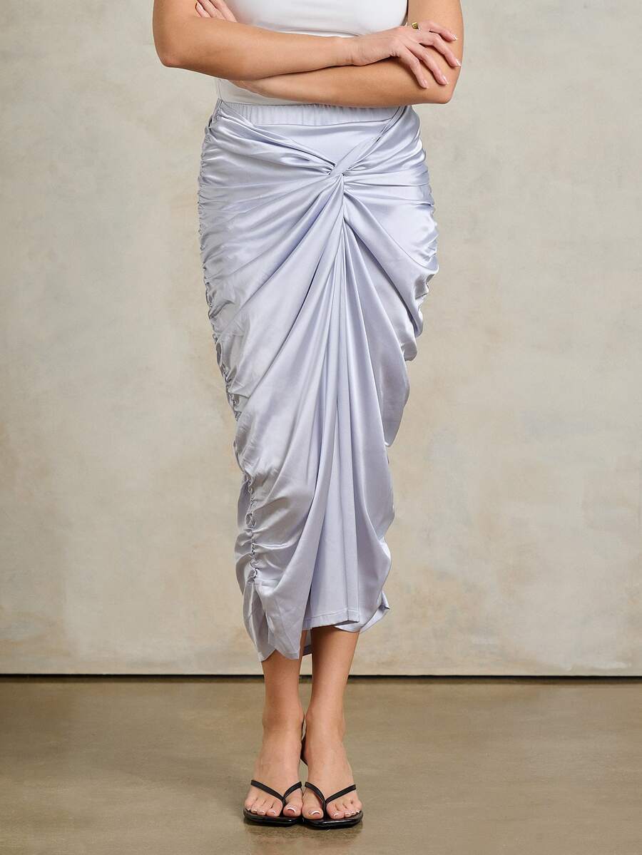 Rouah Đầm midi nữ màu xám bạc sang trọng, chất liệu satin bóng mượt, cạp cao, dáng ôm sát, thắt nút xoắn ở giữa và xếp ly bên hông, thích hợp cho các bữa tiệc, câu lạc bộ, buổi tối, mùa xuân hè. - Màu xanh nhạt - Xem 1