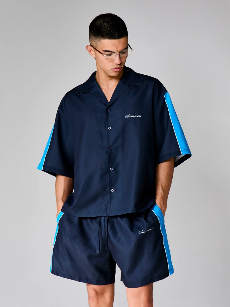 Conjunto de Camisa e Shorts Bordados Azul Marinho com Listras Laterais Contrastantes Azuis para Uso Casual no Verão