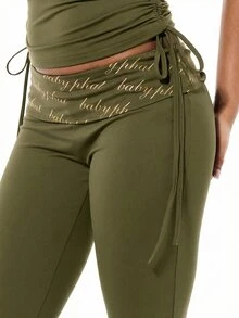 BABYPHAT Legging Flare Pinggang Tinggi Warna Hijau Zaitun dengan Detail Tali Samping dan Pita Pinggang Bermotif Teks - Hijau - View 4
