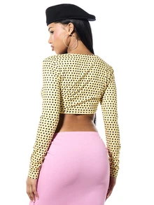 SUMWON WOMEN Áo croptop dài tay chấm bi với chi tiết khoét ngực, cổ chữ V, kiểu dáng ôm sát, màu vàng đen chấm bi. - Màu vàng - Xem 2