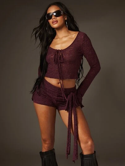 MISSGUIDED طقم قصير بأكمام طويلة من الدانتيل البرغندي مع تفاصيل ربطة أمامية وشورت ذو خصر عالي مناسب للجسم