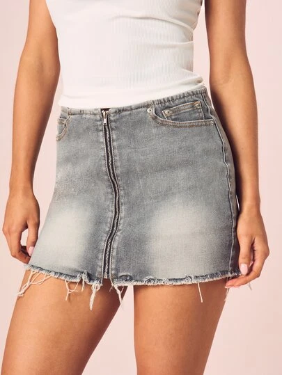 MISSGUIDED 这款迷你牛仔裙采用毛边下摆设计，正面配有拉链，并经过复古水洗处理，打造休闲周末造型。