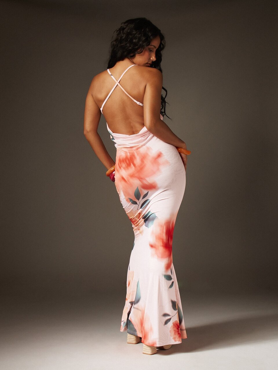 MISSGUIDED Abito lungo da sera con stampa floreale, senza maniche, con spalline sottili e schiena scoperta, per feste estive