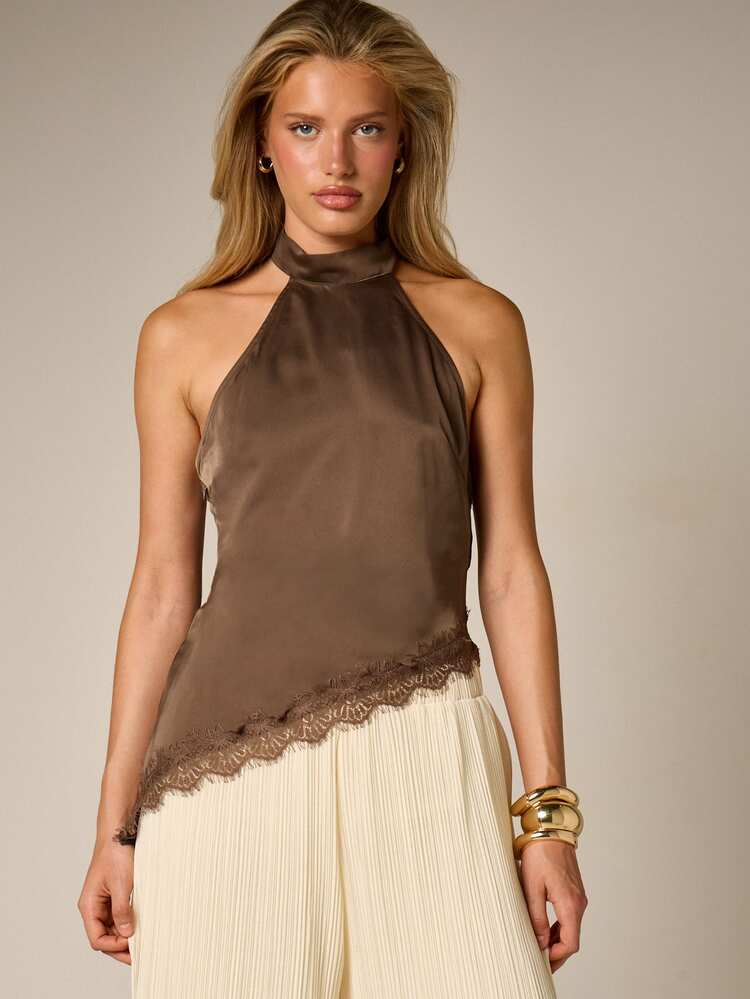 Top de cetim com decote halter e detalhes em renda.