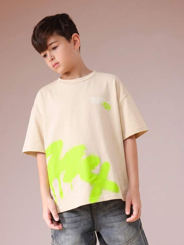 T-shirt oversize pour garçons avec imprimé graphique et design de graffitis vert fluo. Col ras-du-cou, manches courtes, style décontracté d'été streetwear