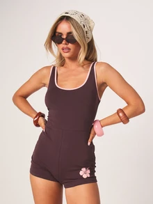 MISSGUIDED Bộ đồ liền thân cổ chữ V khoét sâu với viền hồng tương phản và họa tiết hoa dâm bụt, kiểu dáng ôm sát, thích hợp cho mùa hè. - Cà phê nâu - Xem 1