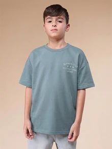 SUMWON Camiseta gráfica para niños, casual de verano de manga corta y cuello redondo con diseño de estampado de coche y detalle de logo en la espalda - Celeste - Ver 5
