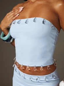 MISSGUIDED 浅蓝色无肩带抹胸露脐上衣，饰有水晶水滴形装饰，是夏季派对、节日、音乐会等活动的完美之选。 - 藍色 - 查看 2