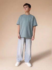 SUMWON Camiseta gráfica para niños, casual de verano de manga corta y cuello redondo con diseño de estampado de coche y detalle de logo en la espalda - Celeste - Ver 3