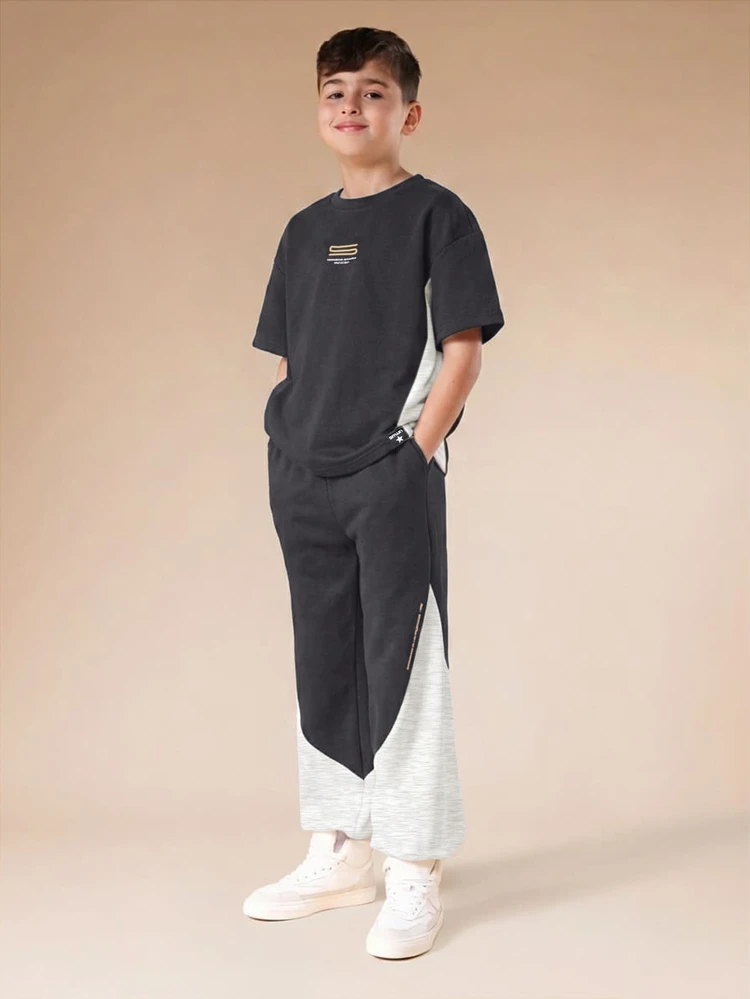 Jungen Koordinations-Set aus T-Shirt mit Seitenstreifen und Jogginghose, Rundhalsausschnitt, Kurzarm, Farbblöcke in Grau, Freizeitmode für den Alltag