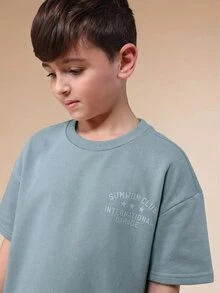 SUMWON Camiseta gráfica para niños, casual de verano de manga corta y cuello redondo con diseño de estampado de coche y detalle de logo en la espalda - Celeste - Ver 4