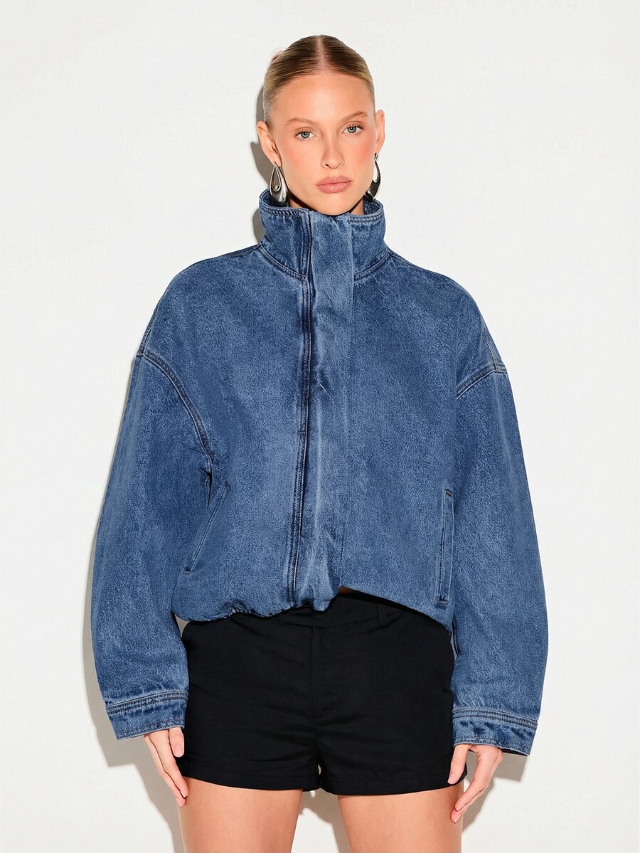 KIZN Áo khoác bomber denim dáng rộng với cổ áo cao, vạt áo ngắn. - Màu xanh lam - Xem 1
