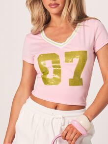 MISSGUIDED Pink Graphic Tee With Gold Sequin Number Print V-Neck Short Sleeve Crop Top - Pink - View 4