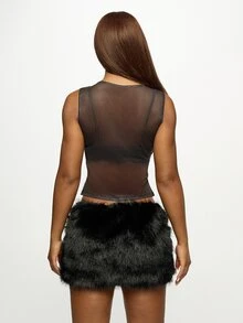 SUMWON Top corto ajustado sin mangas negro con detalles gráficos y estampado de guión vintage en malla transparente de talla grande - Negro - Ver 2
