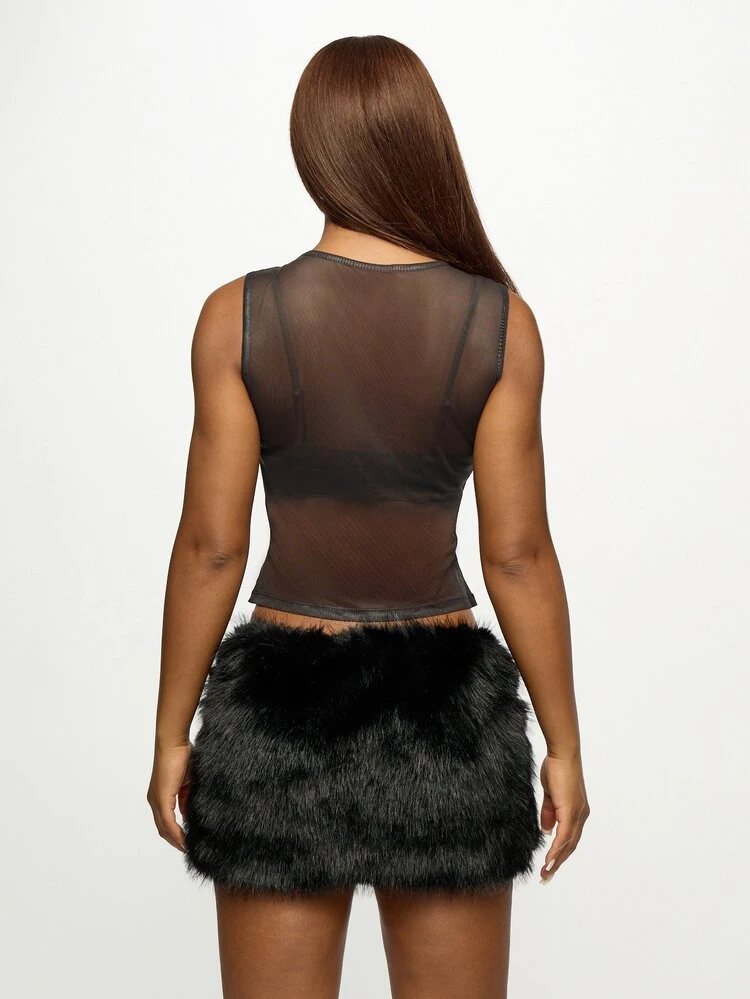 Regata de Tule Plus Size com Estampa de Texto Vintage e Detalhes Gráficos, Cropped Ajustado Preto Sem Mangas