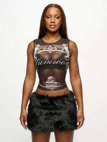 SUMWON Top corto ajustado sin mangas negro con detalles gráficos y estampado de guión vintage en malla transparente de talla grande - Negro - Ver 5