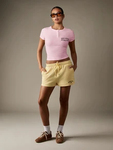 MISSGUIDED 罗纹纽扣短袖上衣，正面印有品牌标志，圆领设计，休闲春夏亨利衫 - 粉色 - 查看 2