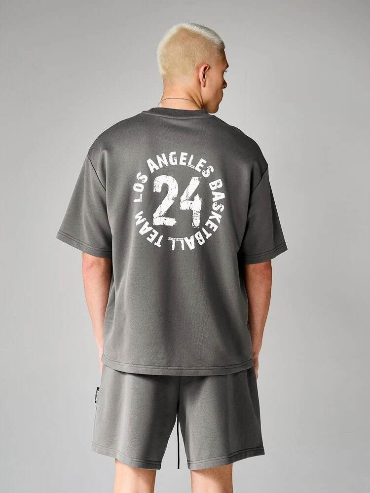SUMWON Completo composto da t-shirt e pantaloncini grigi oversize con stampa a tema basket.