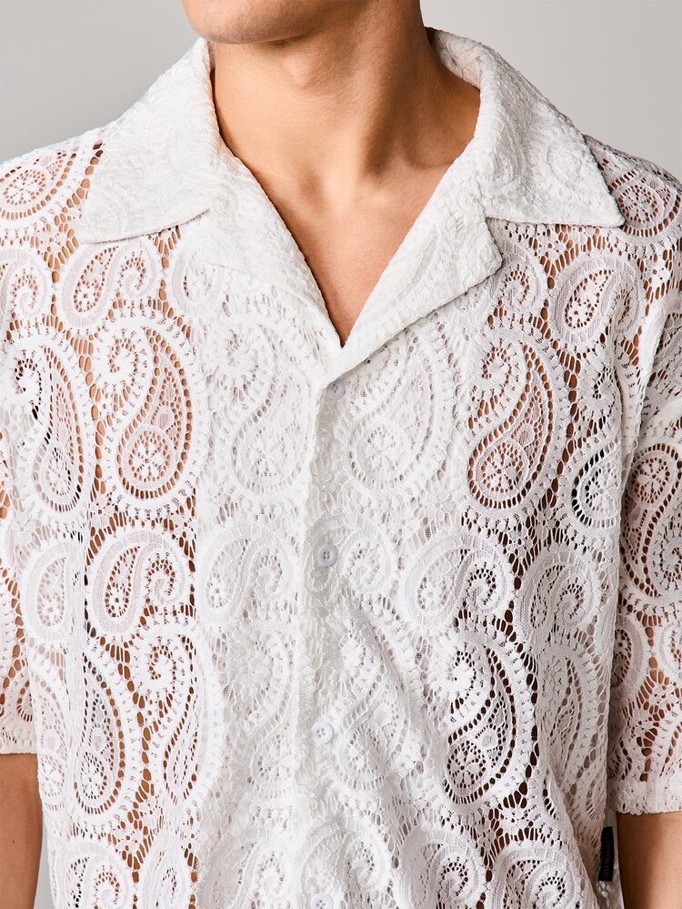 Chemise à manches courtes avec boutons et col camp, en dentelle blanche avec un motif cachemire complexe, idéale pour les vacances d'été