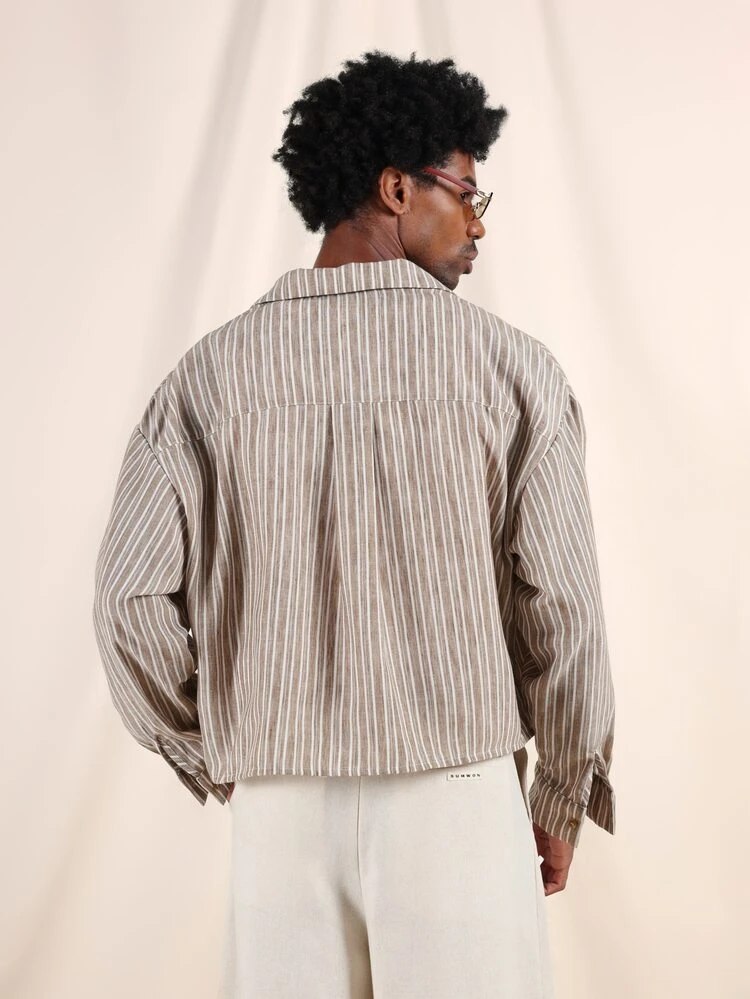 Chemise de villégiature à manches longues avec col, poche poitrine, style rayé, effet lin, coupe ajustée. Idéale pour les vacances à la plage