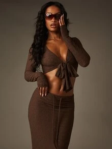 MISSGUIDED Crop Top mit Bindedetail an den Ärmeln und hochgeschnittener, körperbetonter Maxi Rock Zweiteiler aus Strick - Braun - Übersicht 3