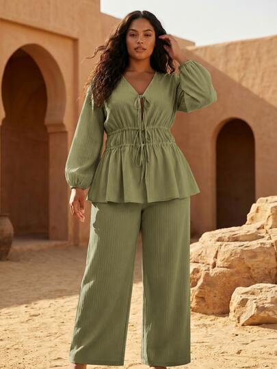  סט שני חלקים ELLERISSA מידות גדולות לנשים, בד טקסטורה ירוק, צווארון V עם קשירה מלפנים, שרוולים ארוכים ופשוטים, מותן מקומט, טופ פפלום ומכנסיים רחבים, בגדי נופש בוהו, אביב קיץ, תלבושת קז'ואל, סטים שני חלקים מידות גדולות לנשים, סט בוהו טקסטורה משולב