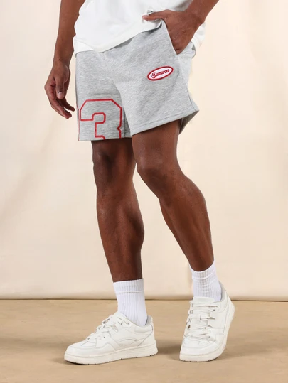 SUMWON 浅灰色问号印花常规版型及膝休闲夏季短裤，腰部饰有品牌标志细节