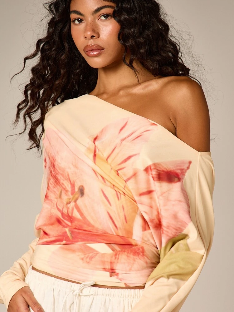 Blusa de manga comprida com estampa floral e ombros à mostra